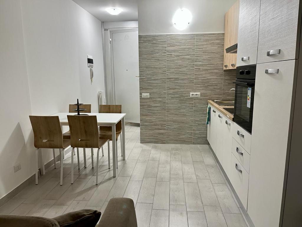 Einaudi Apartment Cologno Monzese Eksteriør billede